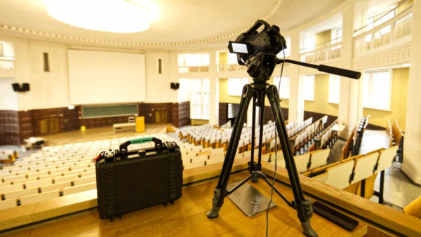 Foto einer Kamera im leeren Hörsaal