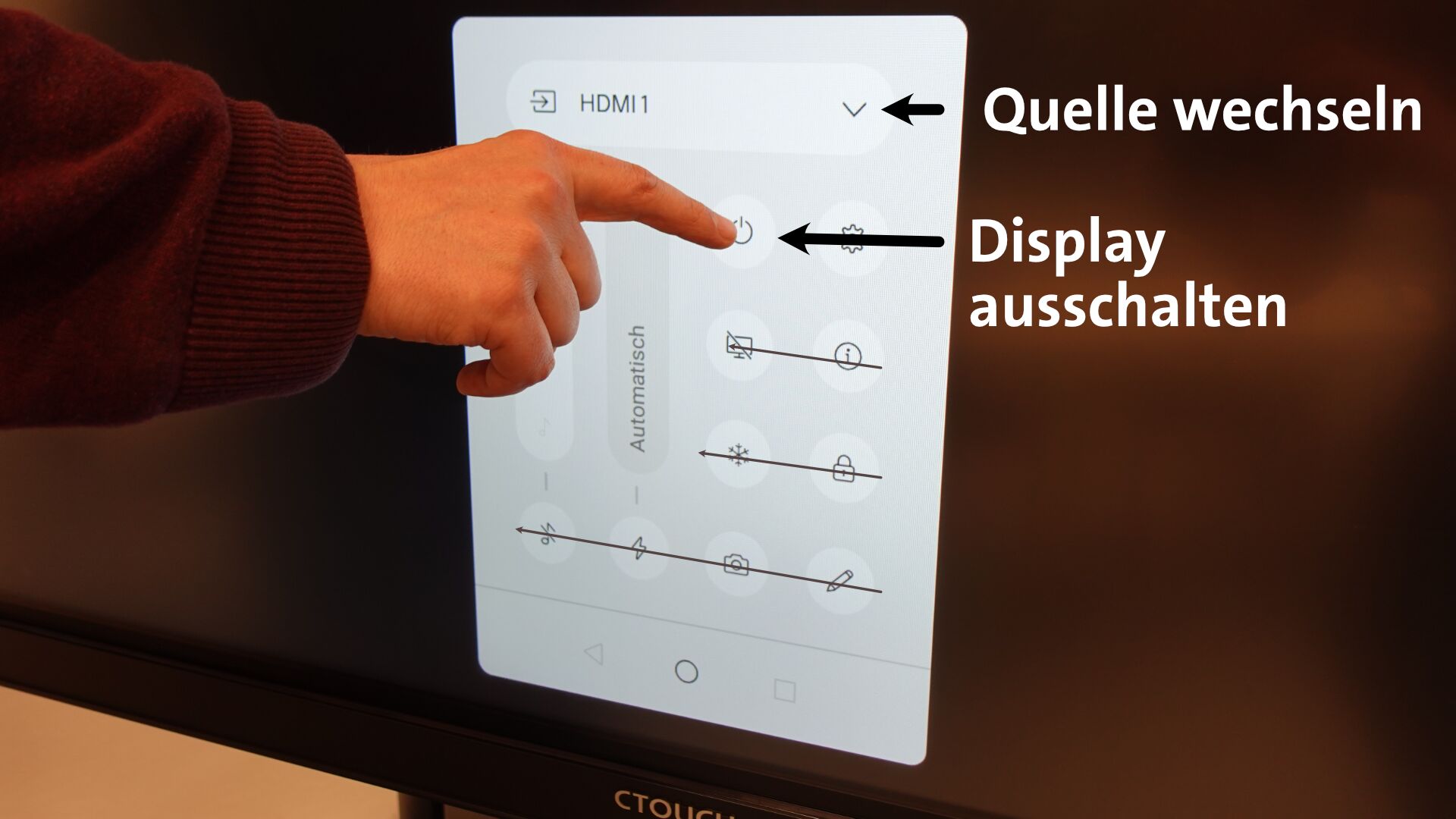Bild des Display-Menüs mit erklärenden Beschriftungen für 'Quelle wechseln' und 'Display ausschalten'