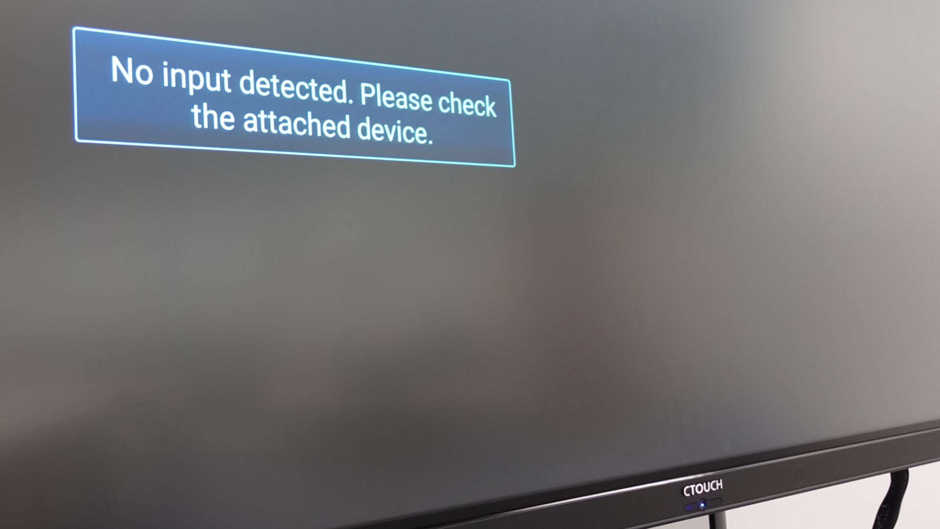 Bild des Displays mit der Meldung 'No input detected. Please check the attached device.'