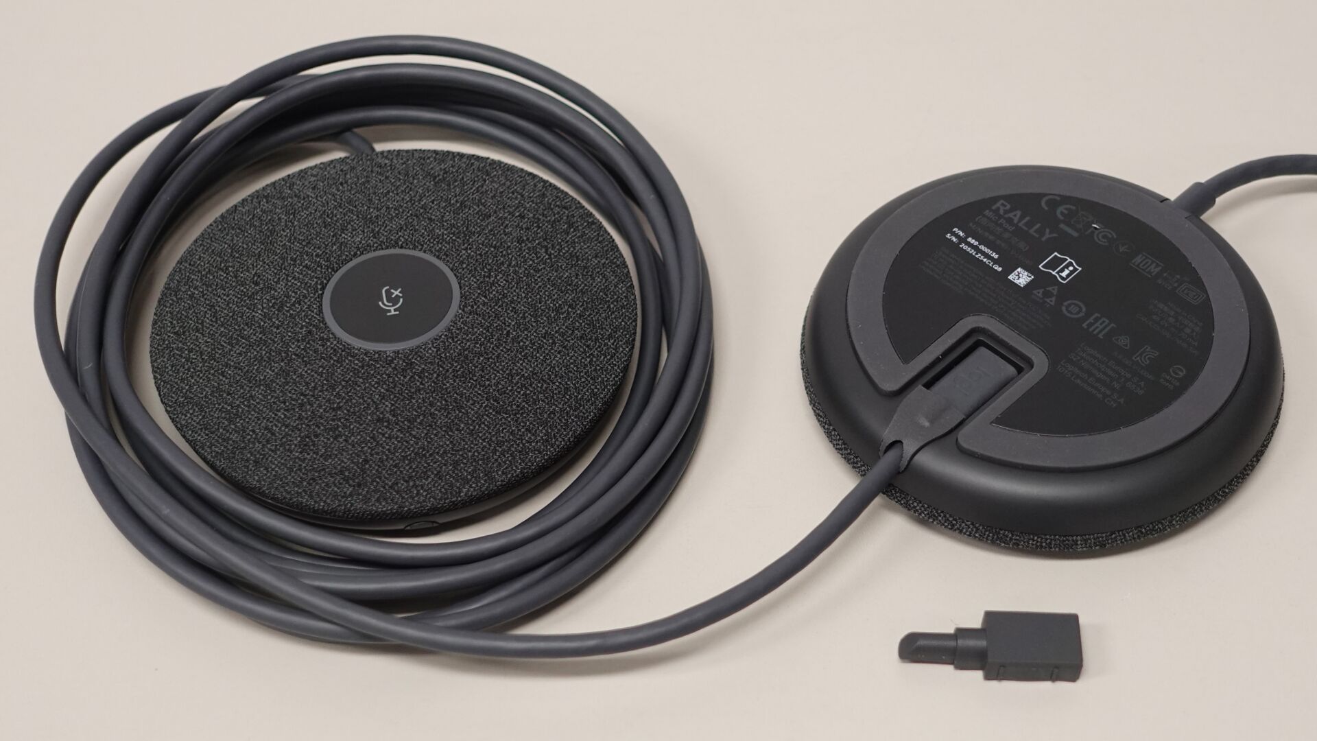 Ein Foto der beiden Mikrofone. Das Kabel des ersten Mikrofons wurde in die Buchse auf der Unterseite des anderen Mikrofons gesteckt.